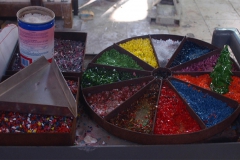 Différents morceaux de verre taille prêts à être chauffés