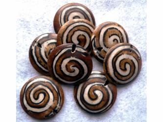 Perles en corne peinte