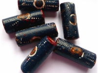 Perles en terre cuite repeintes