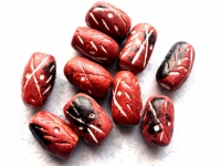 Perles en terre cuite gravée et peinte