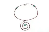 Collier en fil tout en torsades