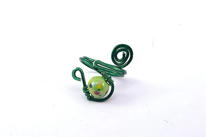 Bague en fil d'alu vert et perle en verre - Collection Agathe