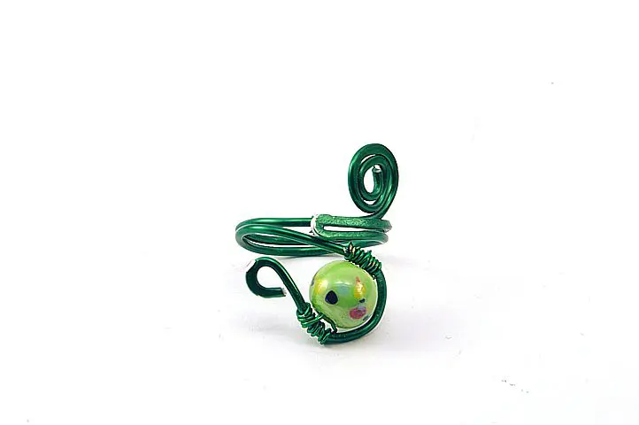 Bague en fil d'alu vert et perle en verre - Collection Agathe