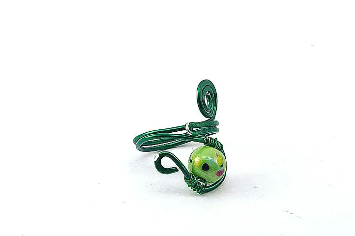 Bague en fil d'alu vert et perle en verre - Collection Agathe