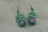 Boucles d'oreilles fil d'alu vert et rose - Collection Gozo