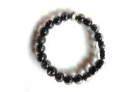 Bracelet de verre transparent sur fond noir