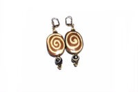 Boucles d'oreilles marron-beige en corne
